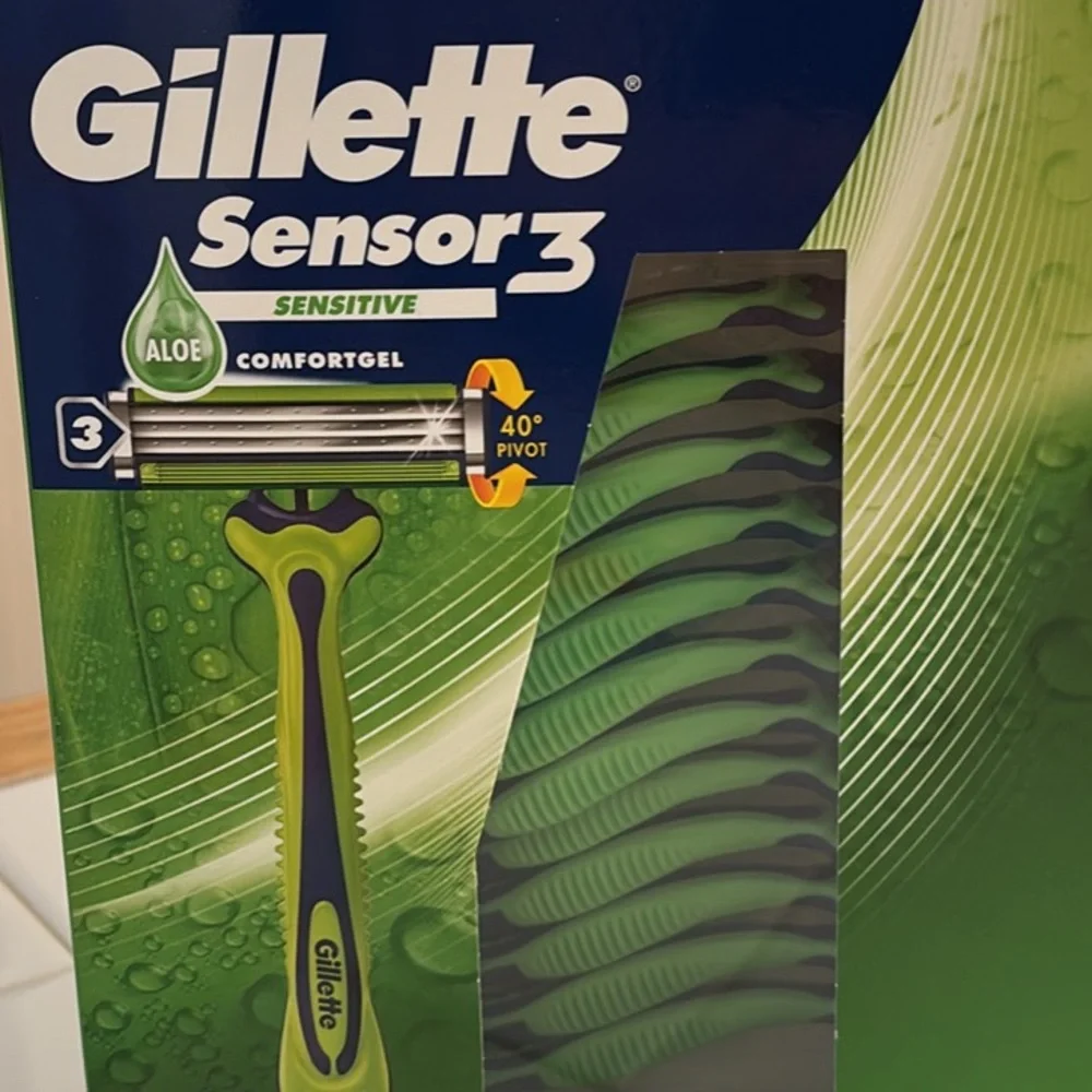 Gillette Sensor 3 Razors - Picture 1 of 2